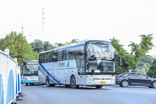 （公司班車租賃費用）為您的企業(yè)提供便捷、高效的出行解